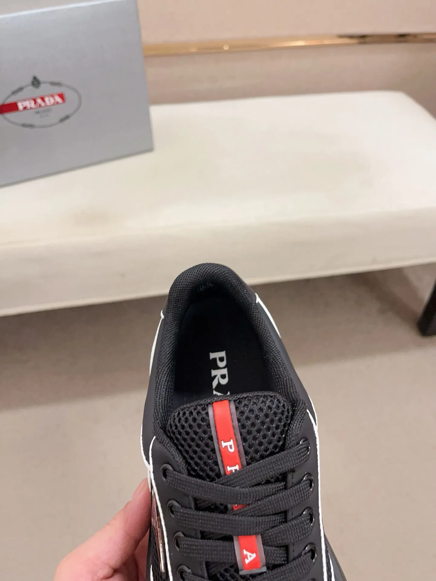 Men's shoes 💰 580💰 ✔️✔️✔️High-quality new PRADA counters are launched at the same time. The new men's shoes and 😘fabrics are selected from first-layer cowhide and are made by pure handicrafts. Lining: Full cowhide lining. 👍🏿 High-end ☄️ air-cushion molded anti-slip rubber outsole, exquisite lines, simple and elegant, comfortable and high-end for leisure travel. Code number: 38 to 44 (45 can be customized)